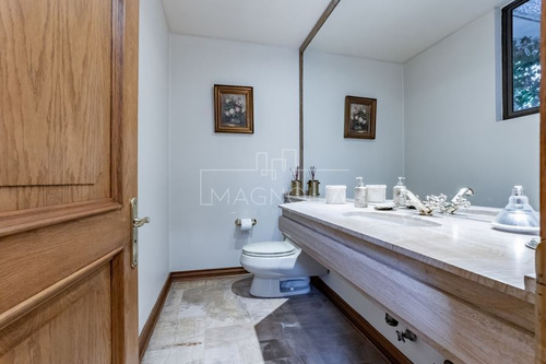 Casa En Venta De 6 Dorm. En Lo Barnechea