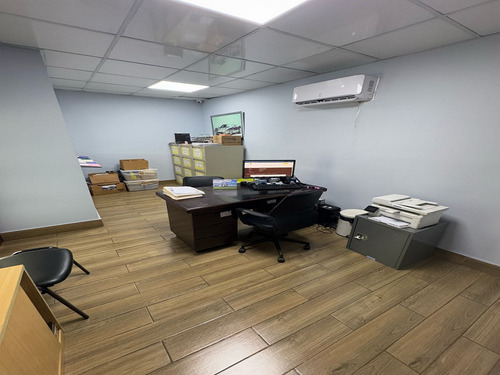 Local Mixto En El Ensanche Ozama / 909 Ms De Terreno Y 650 Ms De Construcción, Show Room. Cuatro (4) Oficinas, Un (1) Baño Completo. 2 ½ Baños De Vistas, Dos Locales De Doble Altura