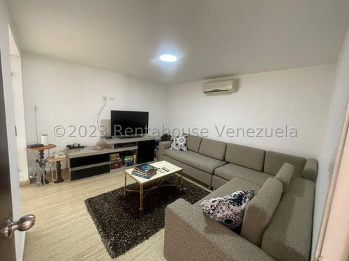 23-30160 Venta Hermosa Casa, Completamente Remodelada Y Decorada Con Muy Buen Gusto