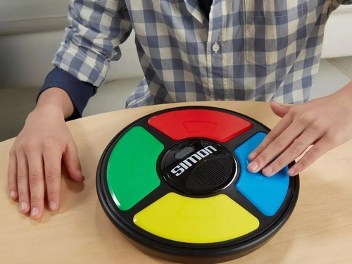 Imagen 2 de 5 de Simon Juego De Memoria Luces Y Sonidos Hasbro E9383