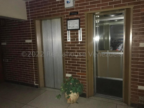 Lindo Apartamento En Excelente Zona Listo Para Mudarse La Trtinidad 23-19389 - Jca
