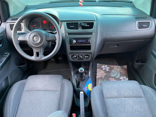 Imagem 6 de 9 de Volkswagen Fox 1.0 Mi 8v 2014