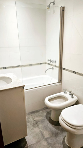 Amplio Monoambiente C/ Balcon. Equipado.edificio Con Seguridad,pileta,gym Y Sum.