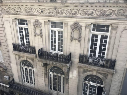 Imagen 3 de 27 de Edificio Francés. Lleno De Luz Y Sol Al Frente.