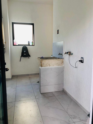 Residencia De Super En Puerta De Hierro Dentro De Coto