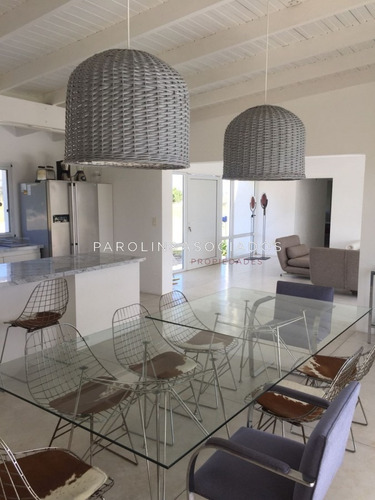 Casa En Venta Y Alquiler De Estilo Minimalista Dentro De Barrio Privado El Quijote, La Barra.-ref:2274