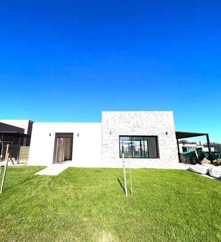 Imagen 1 de 18 de Antonini Modet - Casa En Venta En San Ramon - Pilar Del Este