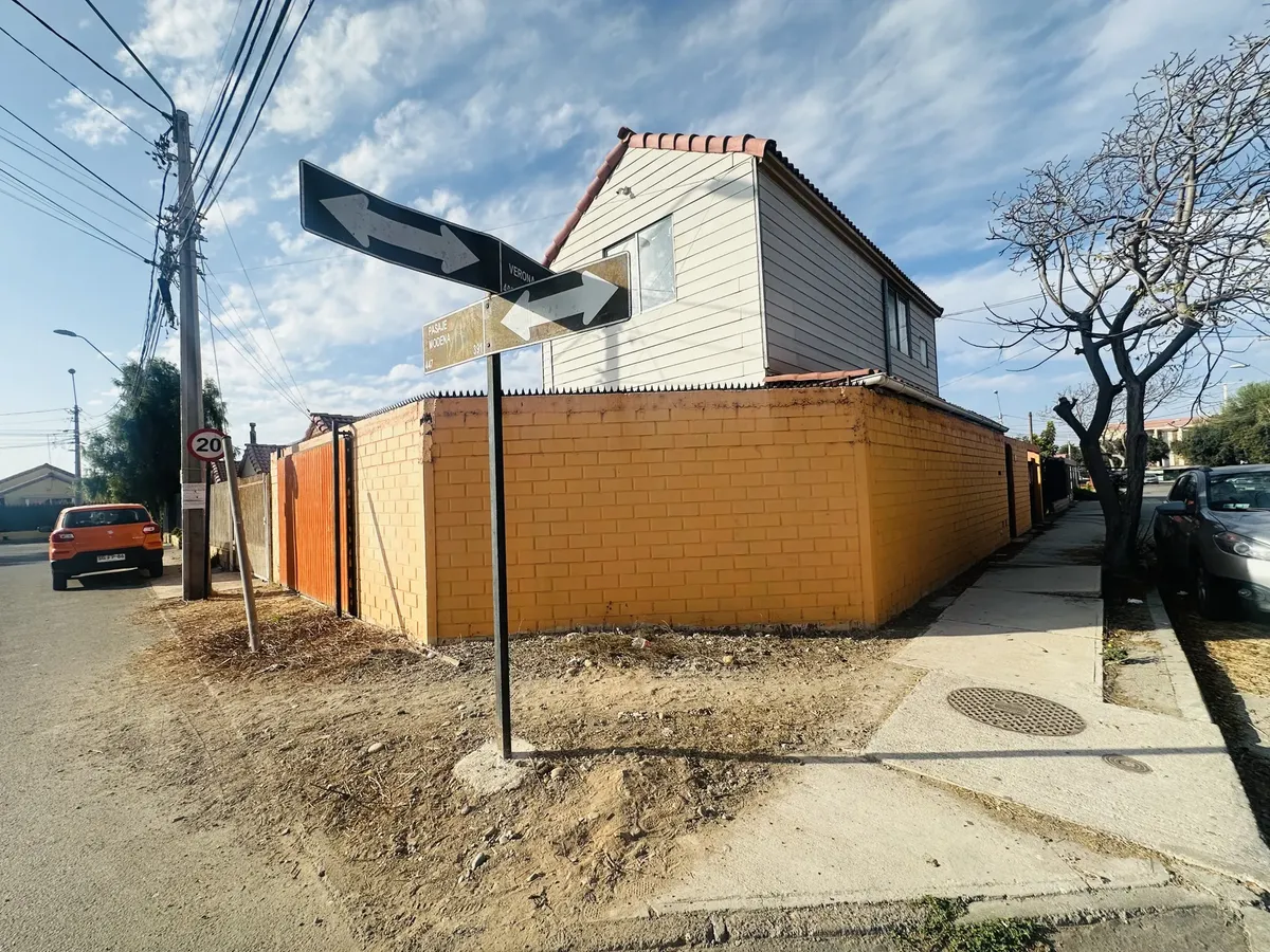 Imagen 1 de 18 de Casa De Esquina Con Ubicación Privilegiada !!!
