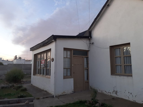 Imagen 3 de 15 de Casa Centrica Con Galpon En Terreno Amplio