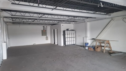 Arriendo Local Comercial / 90 Mt2 / 2 Baños / Strip Center