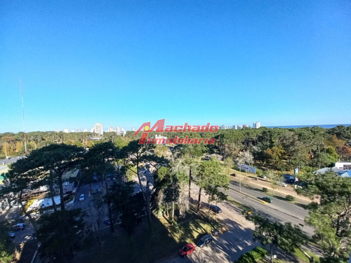 Vende Apartamento De 3 Dormitorios En Torre De Categoría, Edificio Roosevelt Center, Punta Del Este.