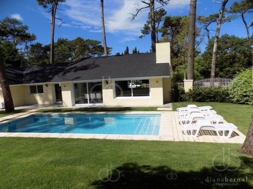 Imagen 3 de 19 de Casa De 4 Dormitorios Y Piscina Climatizada En Punta Del Este, Playa Mansa.
