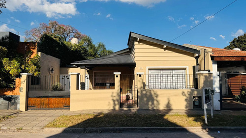 Casa En  Alquiler En Castelar Norte