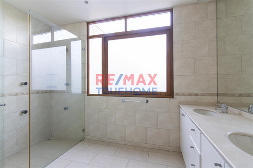 Casa En Venta De 6 Dorm. En Las Condes