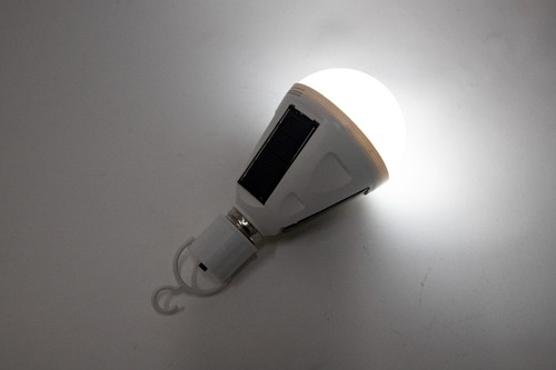 Foco Recargable Lampara Con Panel Solar 9w Adir 10724 Luz Blanco