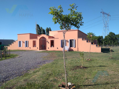 Venta De Casa  En El Barrio La Escondida , Lote De 4.800m2!