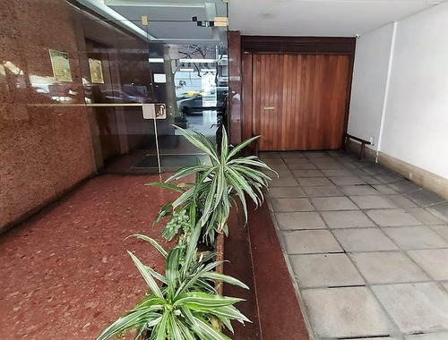 Imagen 3 de 9 de Departamento / Oficina De 2 Cómodos Ambientes Con Balcón. Excelente Ubicación !!!