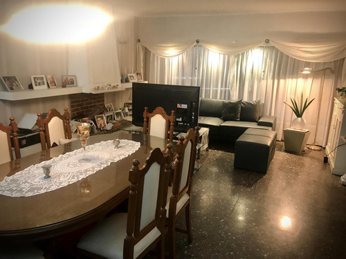 Imagen 2 de 10 de Amplio Chalet Con Jardin, Pileta, Parrilla, En Florida