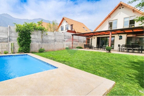 Oportunidad!! Casa Familiar, Gran Patio! 4d/3b
