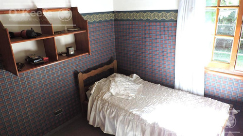 Imagen 15 de 30 de En Berazategui Hermoso Chalet De 8 Ambientes Con Parque Y Pileta En Venta Sobre Terreno De 1940m2.