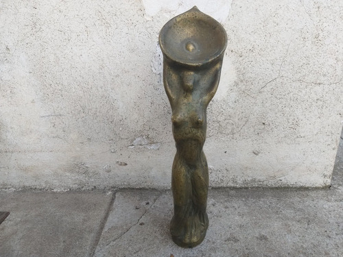 Antigua Escultura Figura Bronce Macizo Mujer Desnuda Trofeo