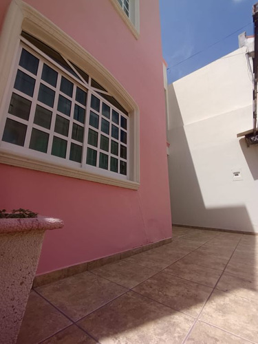 Casa En Venta De 4 Recamaras En Los Portales, Sector Palmito