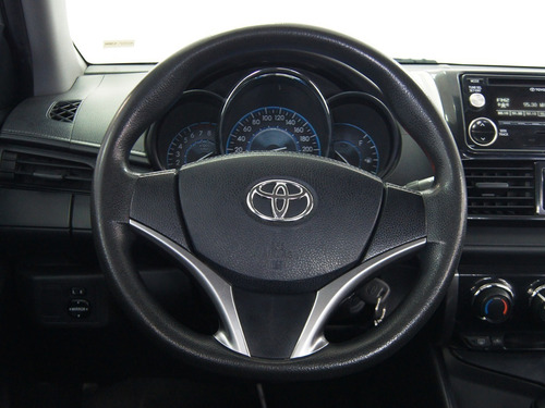 Imagen 11 de 15 de Toyota Yaris Sedan Core At 2017 Rojo
