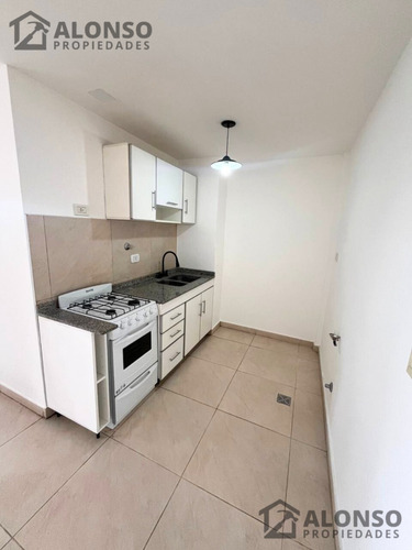 Departamento 2 Ambientes Con Balcón En Alquiler En Lanus