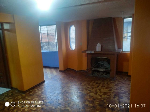 Casa De Tres Pisos