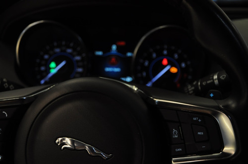 Imagem 4 de 15 de Jaguar Xe - 2.0 16v Si4 Turbo Gasolina R-sport