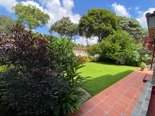 Se Vende Hermosa Y Cómoda Casa En Excelente Estado. Prados Del Este, Calle Cerrada. (r.o)