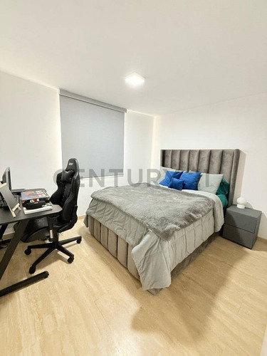 En Venta Penthouse De Esquina En El C. R. Marina Del Rey