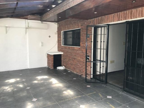 Hermosa Casa Con Garaje Y Fondo Verde, Zona De Colegios
