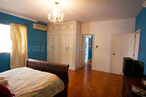 Bella Casa, Con Amplios Espacios Y Jardines Ubicada En Calle Cerrada. 25-17564.