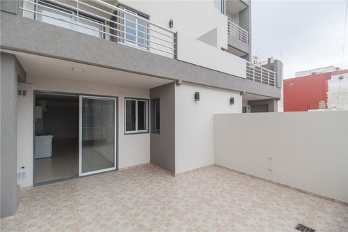Venta 2 Ambientes Con Amplio Patio. Bajas Expensas