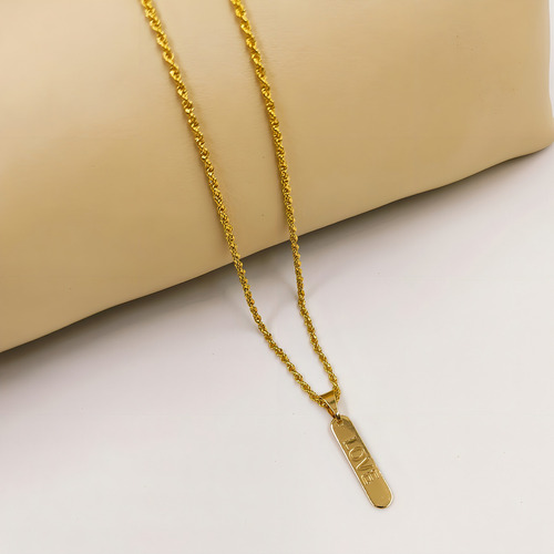 Collar discreto con colgante de amor chapado en oro para mujer