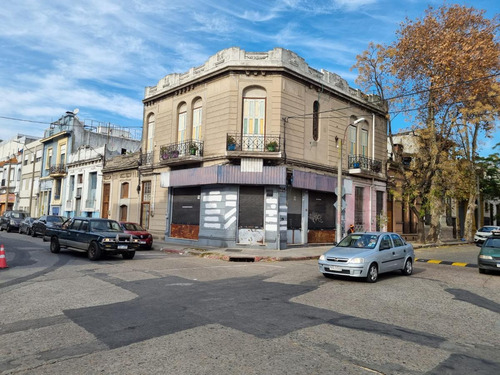 Imagen 1 de 8 de Local -próximo Arenal Grande, Esquina Con Gran Visibilidad!.