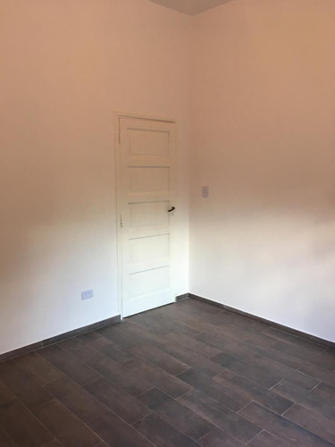 En Venta En Caseros: Casa Americana Hecha Integramente A Nuevo, Amplio Lote De Terreno 4 Ambientes 1 Baño Cochera 4 Autos F: 8359