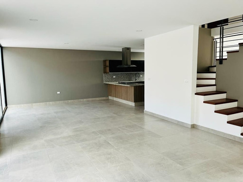 Estrena Casa En Lomas De Juriquilla, 4 Recamaras, Una En Pb, 4 Baños, Jardín