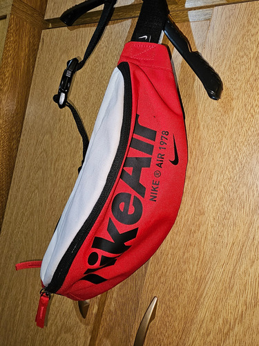 Riñonera Nike Rojo Lisa (Usado)