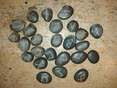 Runas Vikingas En Piedra (Usado)