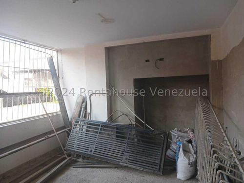 Bray Montoya Vende Amplio Apartamento En El Centro De Barquisimeto En Proceso De Remodelacion Con Todos Los Servicios Basicos Posee 4 Habitaciones 3 Baños Contactame! 2#4#2#0#8#1#3 Bray Montoya