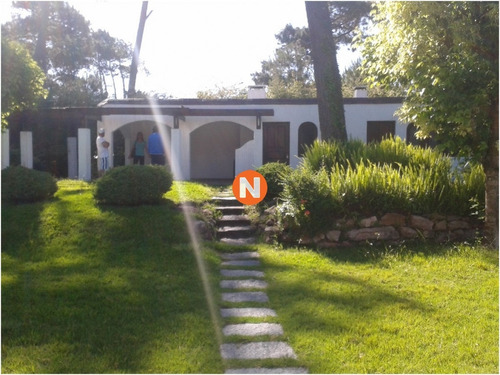 Casa En Venta, Bo. Cordoba, Maldonado, 4 Dormitorios.- Ref: 208520