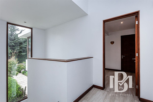 Casa Medi En Venta De 5 Dorm. Los Dominicos Las Condes