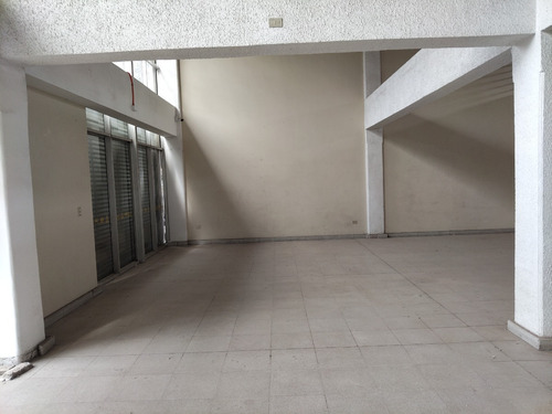 Local 200 Mts. Libres, Primera Linea Vicuña Mackenna.-