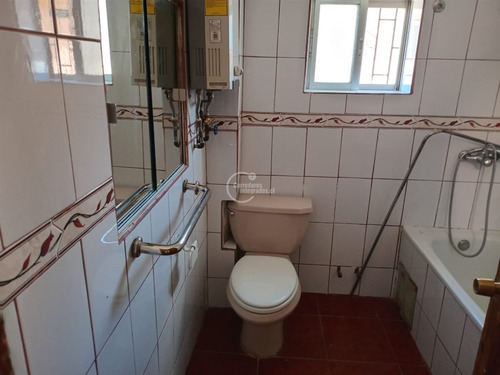 De 2 Pisos, 4 Dormitorios En Población Ccu Limache