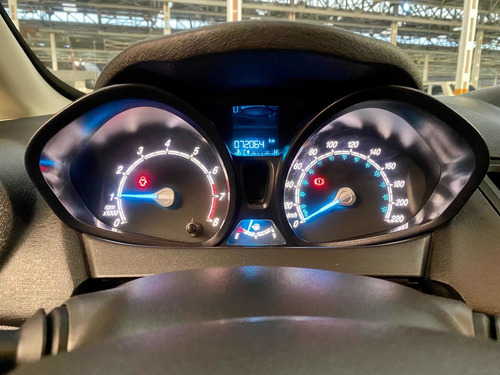 Imagen 9 de 11 de Ford Fiesta 1.6 S Sedan Std 5 Vel Ac 2015