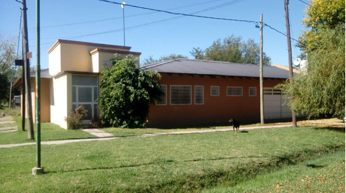 Casa  En Venta - 3 Dormitorios 2 Baños - 400mts2 - La Plata