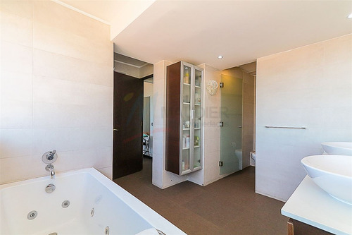 Con Vista Panorámica De 360°, Completamente Remodelado.