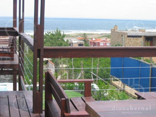 Imagen 4 de 30 de En Punta Del Este En La Zona Exclusiva De Punta De Piedra, Chalet De 5 Dormitorios Y Dependencia Con Piscina Climatizada.- Ref: 4041